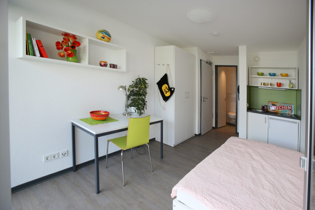 Zimmer eines Studentenwohnheims in Köln, in dem eine Person wohnen kann